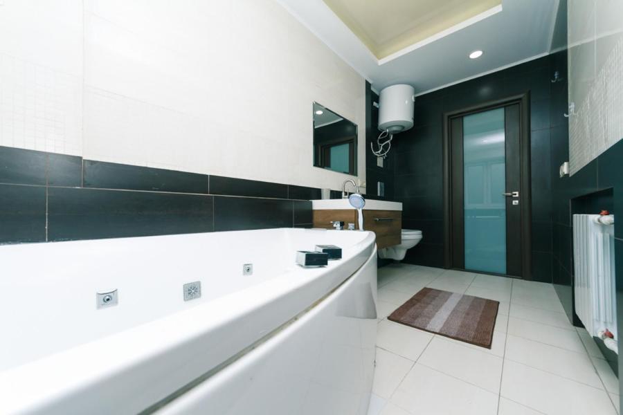 Hotrent Pechersk Lesy 20/22 Kyiv Exterior foto